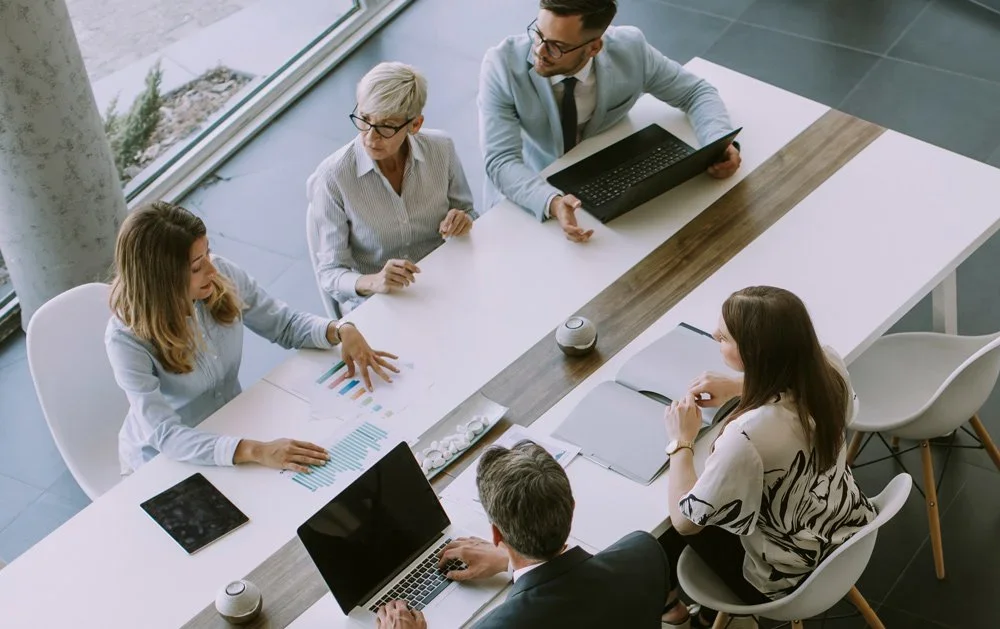 Advisors around a table